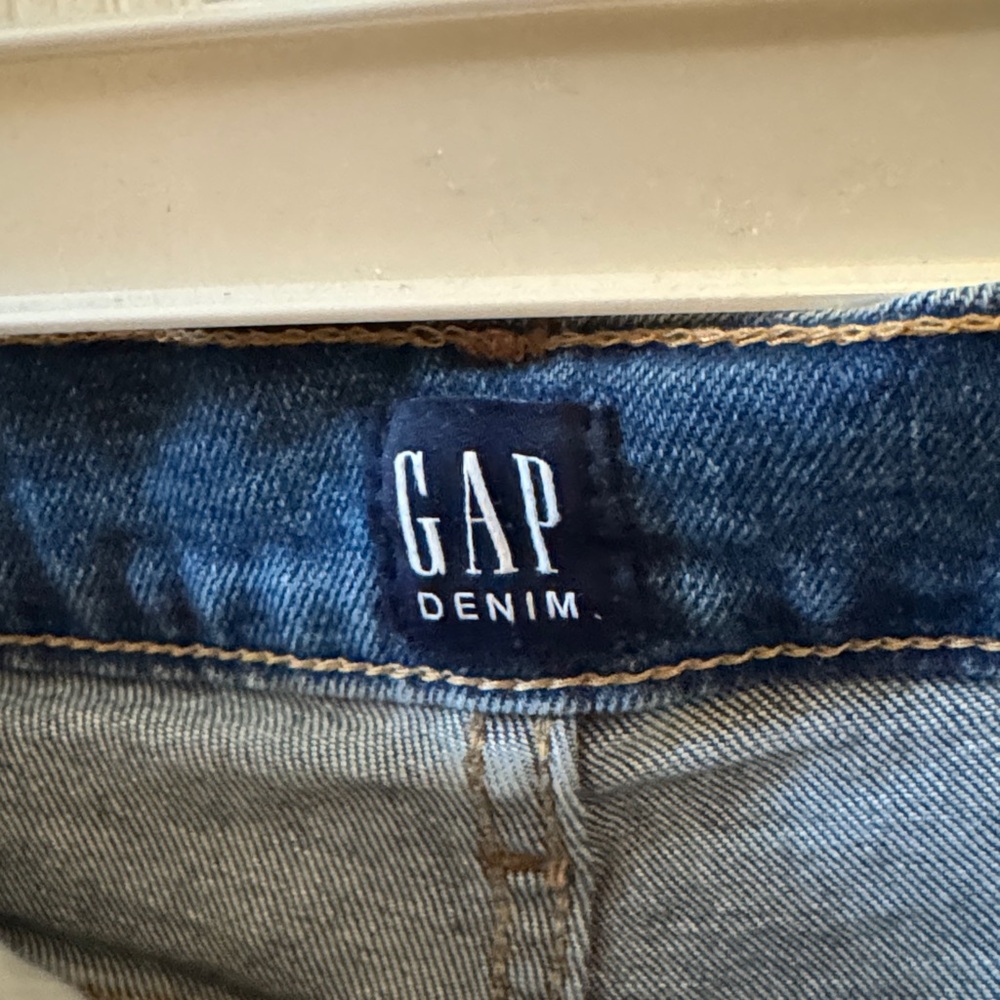 GAP Ankle Distressed Blue Jeans - Picture 2 of 3